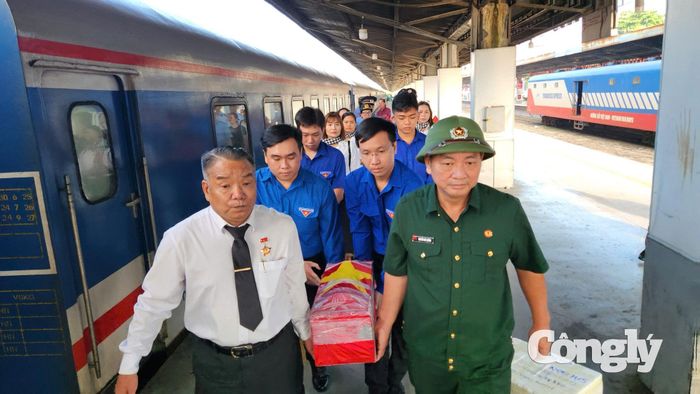 Liệt sĩ Lê Thế Khánh sinh năm 1952, quê quán Hà Nam, nay thuộc tỉnh Ninh Bình; là chiến sĩ Đại đội 11, Tiểu đoàn 3, Trung đoàn 9, Sư đoàn 304. Ông hy sinh tại chiến trường Quảng Trị ngày 28/4/1972, trong giai đoạn diễn ra những trận chiến đấu ác liệt tại địa bàn có ý nghĩa chiến lược đặc biệt trong cuộc kháng chiến chống Mỹ, cứu nước.