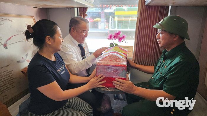 Thân nhân liệt sĩ Lê Thế Khánh xúc động trong thời khắc tiếp nhận hài cốt tại ga Sài Gòn. Sau hơn nửa thế kỷ kể từ ngày người thân hy sinh tại chiến trường Quảng Trị, giây phút đón liệt sĩ trở về mang ý nghĩa đặc biệt đối với gia đình, đồng thời gợi nhắc sự hy sinh, mất mát của những gia đình có người thân ngã xuống trong cuộc đấu tranh giành độc lập, thống nhất đất nước.
