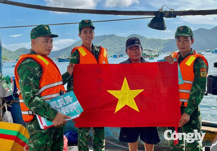 Đồn Biên phòng cảng Vũng Rô trao cờ Tổ quốc cho ngư dân.