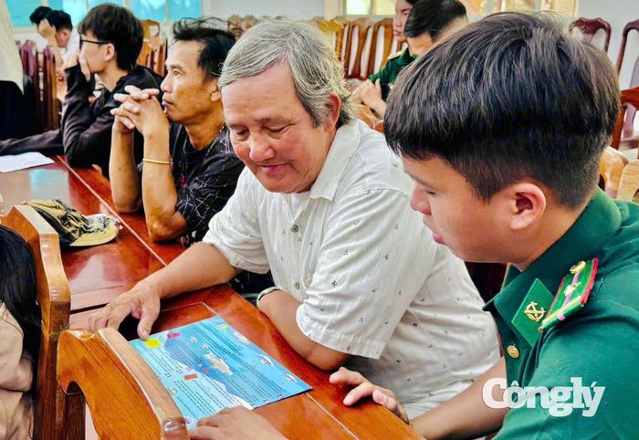 Tuyên truyền cho ngư dân các quy định về pháp luật chống khai thác IUU.