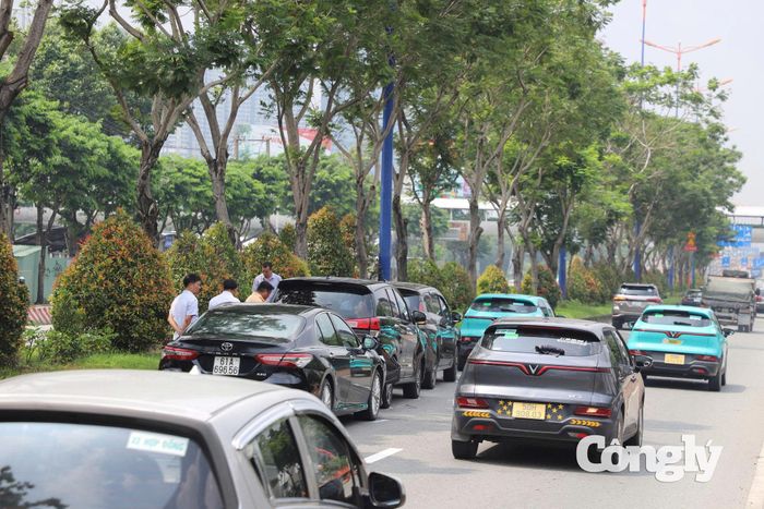 Vụ va chạm liên hoàn giữa 4 ô tô trên đường Võ Nguyên Giáp, cách cầu Sài Gòn khoảng 400m.