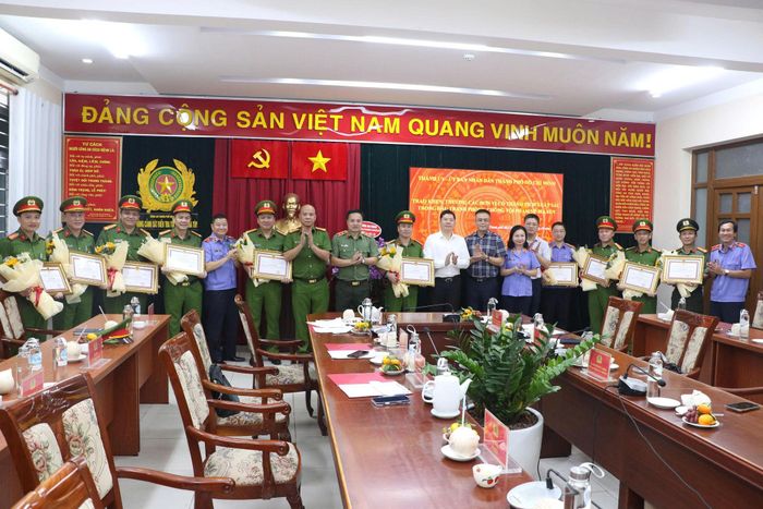 Khen thưởng lực lượng tham gia phá án.