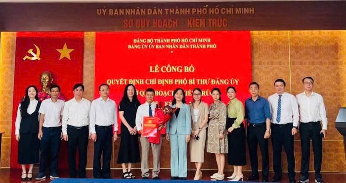 ảng ủy, Ban Giám đốc Sở, đại diện Chi ủy các Chi bộ thuộc Đảng bộ CS Sở Quy hoạch - Kiến trúc cùng chụp hình chúc mừng ông Phan Văn Tuấn.