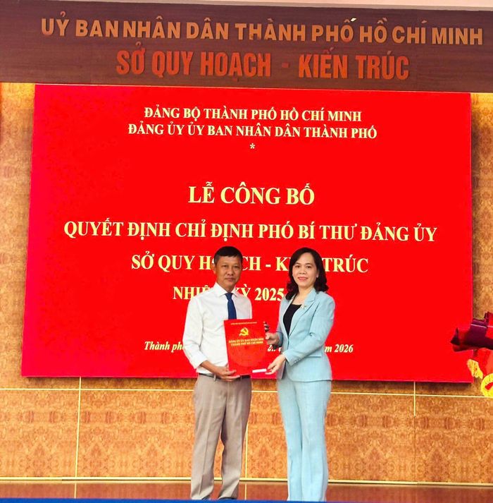 Bà Nguyễn Thanh Xuân, Thành ủy viên, Phó Bí thư Đảng ủy UBND TPHCM trao Quyết định cho ông Phan Văn Tuấn, Phó Giám đốc Sở Quy hoạch – Kiến trúc, giữ chức vụ Phó Bí thư Đảng ủy Sở Quy hoạch – Kiến trúc nhiệm kỳ 2025-2030.