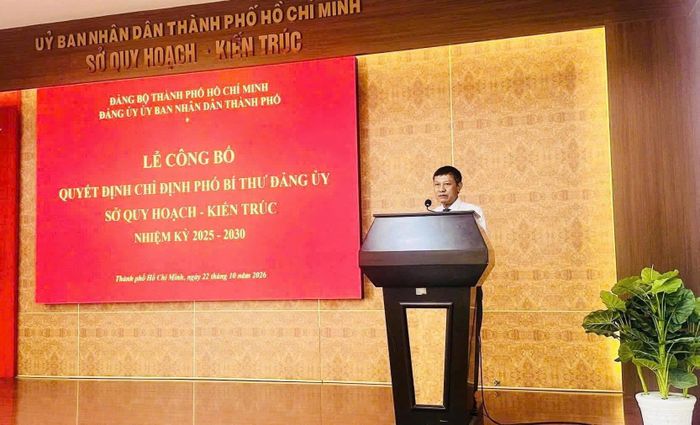 Ông Phan Văn Tuấn phát biểu sau khi nhận nhiệm vụ.