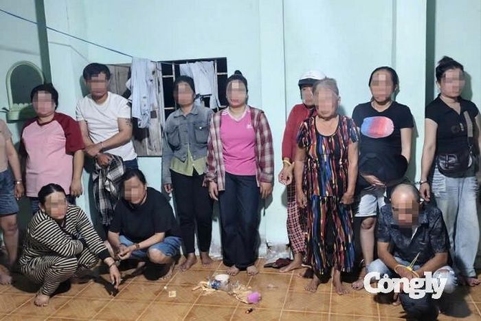 Các đối tượng tham gia đánh bạc bị bắt quả tang.