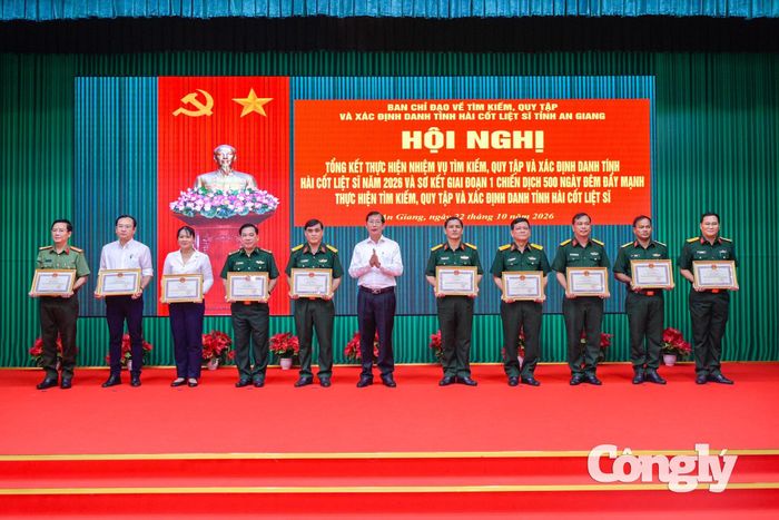Dịp này, nhiều tập thể, cá nhân được khen, thưởng vì có thành tích xuất sắc