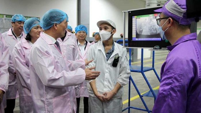 Lãnh đạo Quảng Ninh thăm nhà máy Jinko Solar. Ảnh: Quang Ninh Media