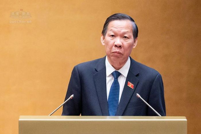 Chủ nhiệm Ủy ban Kinh tế và Tài chính Phan Văn Mãi trình bày báo cáo thẩm tra.