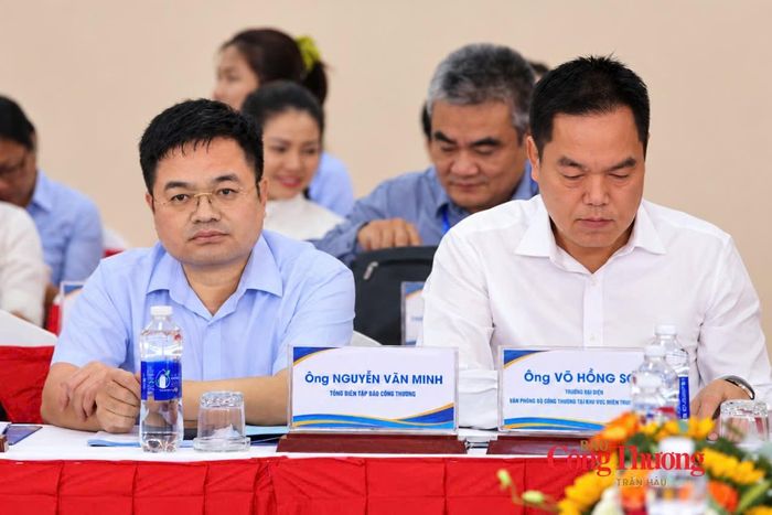 Tổng Biên tập Báo Công Thương Nguyễn Văn Minh cùng các đại biểu tham dự hội nghị.