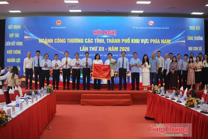 Sở Công Thương TP. Đồng Nai nhận cờ đăng cai tổ chức Hội nghị ngành Công Thương khu vực phía Nam năm 2027.