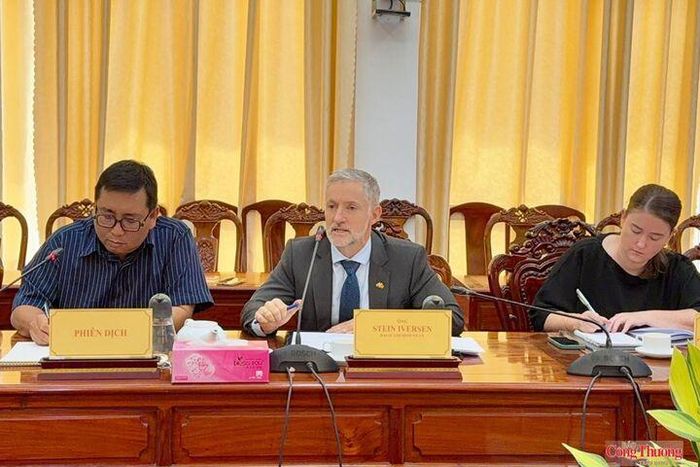 Ông Stein Iversen, Đại sứ Na Uy (ngồi giữa) phát biểu thảo luận tại buổi làm việc. 