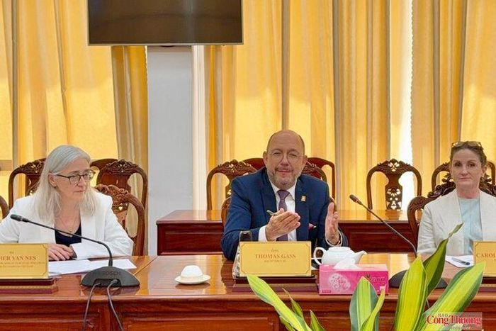 Ông Thomas Gass, Đại sứ Thụy Sỹ, phát biểu thảo luận tại buổi làm việc. 