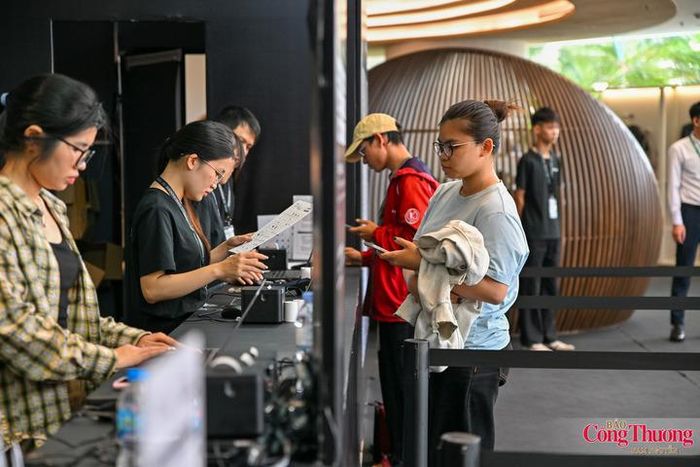 Dù mức giá không thấp, lượng người tìm mua vẫn đông. 