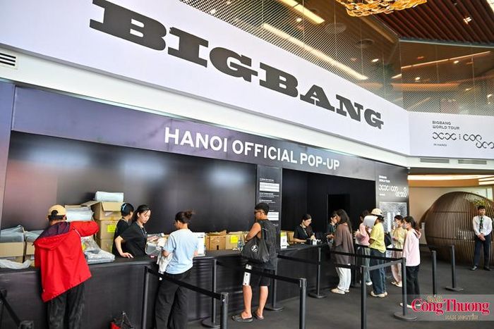 Ra mắt năm 2006, BIGBANG trở thành một trong những tên tuổi có sức ảnh hưởng lớn của làn sóng âm nhạc Hàn Quốc. Sau 20 năm, sức hút ấy vẫn được thể hiện qua những hàng người chờ mua đồ lưu niệm, những chuyến đi từ nước ngoài và sự háo hức trước ngày gặp lại thần tượng.