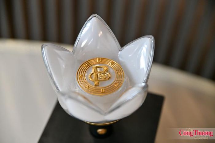 Theo bảng giá được công bố, các vật phẩm có giá từ 150.000 đồng đến 5,3 triệu đồng, riêng lightstick phiên bản kỷ niệm có giá khoảng 1,7 triệu đồng. Dù mức giá không thấp, lượng người tìm mua vẫn đông. Với nhiều người hâm mộ, những món đồ này không đơn thuần phục vụ nhu cầu sử dụng mà còn mang ý nghĩa lưu giữ kỷ niệm về nhóm nhạc đã đồng hành cùng họ trong nhiều năm.