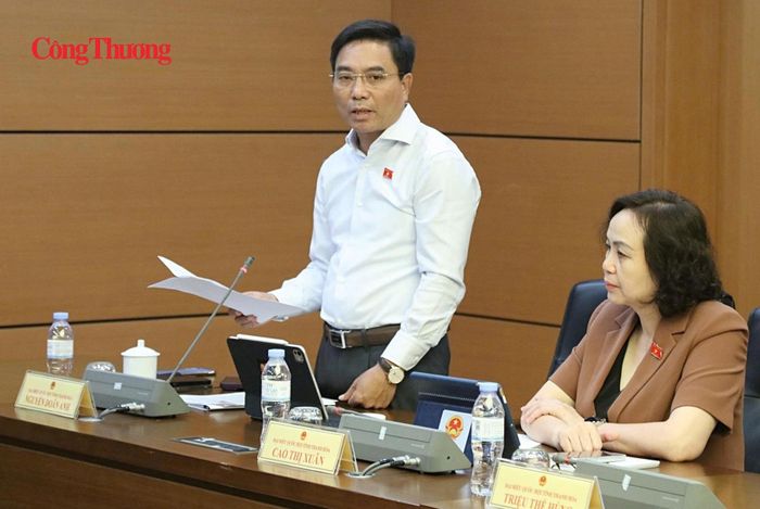 Phó Chủ tịch Quốc hội Nguyễn Doãn Anh thảo luận tại Tổ 13.