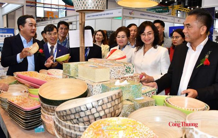 Thứ trưởng Bộ Công Thương Phan Thị Thắng, lãnh đạo TP. Hồ Chí Minh và các đại biểu tham quan các gian hàng trưng bày, giới thiệu sản phẩm tại hội chợ.