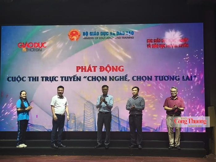  Đại biểu thực hiện nghi thức phát động Cuộc thi "Chọn nghề, chọn tương lai" vào chiều 22/10.