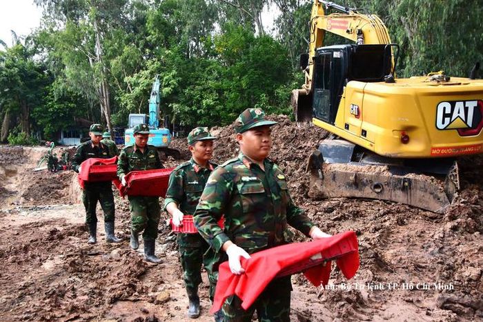 Riêng trong ngày 22/10/2026, các lực lượng đã phát hiện, quy tập thêm 10 hài cốt liệt sĩ cùng 4 bộ di vật kèm theo tại Công viên Lê Thị Riêng.