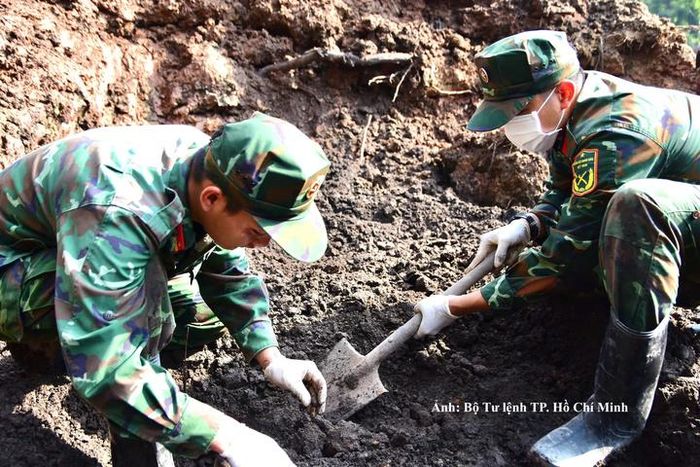 Các chiến sĩ làm nhiệm vụ tìm kiếm, quy tập hài cốt liệt sĩ tại Công viên Lê Thị Riêng