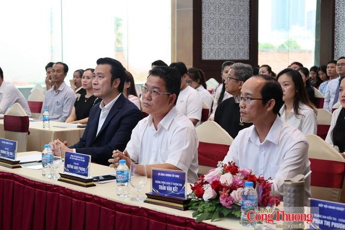 Các đại biểu tham dự lễ kí kết
