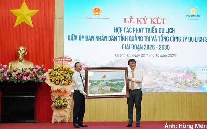 Chủ tịch UBND tỉnh Bùi Hoàng Phương trao tặng quà lưu niệm cho Phó Chủ tịch UBND Thành phố Hồ Chí Minh Bùi Minh Thạnh