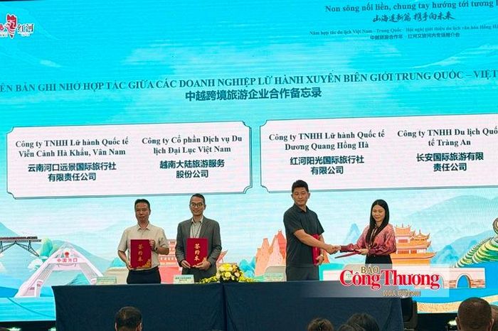 Ký kết hợp tác giữa các doanh nghiệp lữ hành Việt Nam - Trung Quốc tại hội nghị.