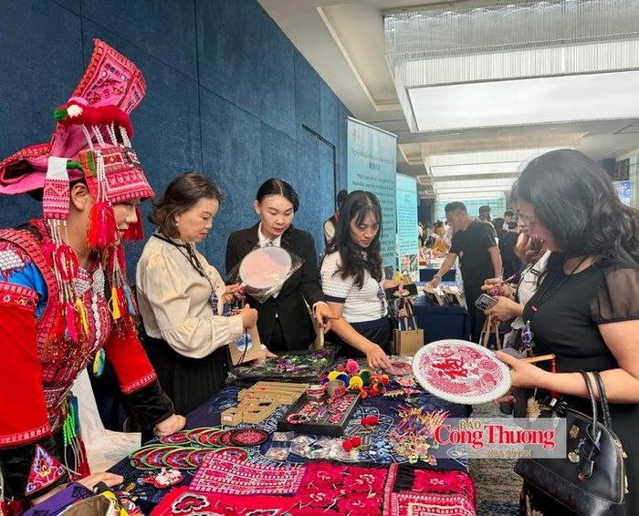 Sản phẩm văn hóa đặc trưng của Châu Hồng Hà, Vân Nam (Trung Quốc) giới thiệu tại hội nghị.