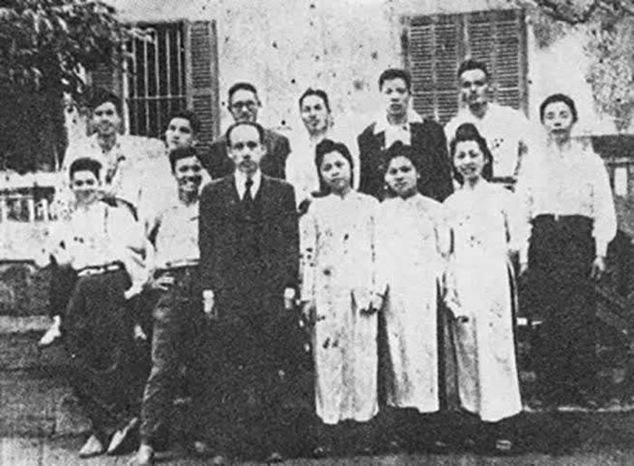 Giáo sư Cao Xuân Huy (thứ 3 từ trái sang, hàng đầu) cùng các học trò. Ảnh tư liệu