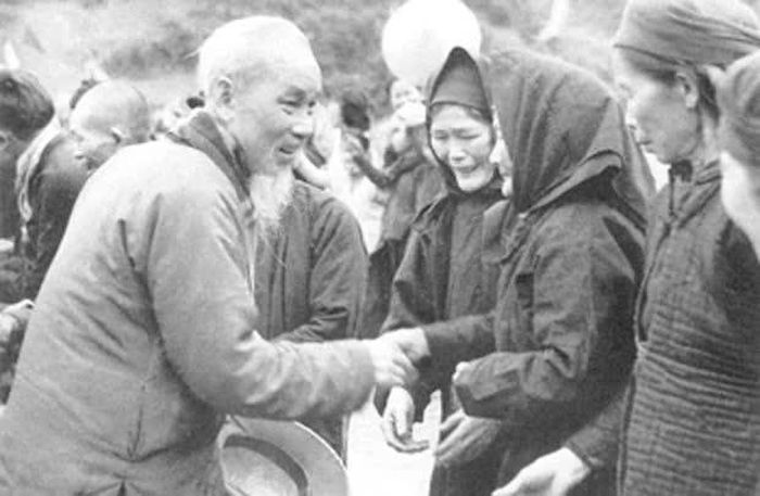 Bác Hồ thăm hỏi các cụ già khi về thăm Pác Bó vào Xuân Tân Sửu, năm 1961. Ảnh tư liệu