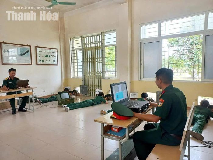 Học viên Trung tâm GDQPAN, Trường Đại học Hồng Đức trong giờ học với máy bắn tập MBT-03 đồng bộ máy tính.