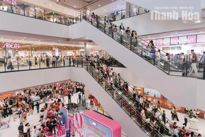 Khách hàng tham quan, mua sắm tại Trung tâm Thương mại AEON MALL Thanh Hóa.