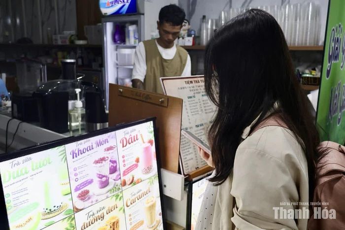 Menu tạo bởi AI bắt mắt dễ thu hút khách hàng. (Ảnh: Phương Trang)