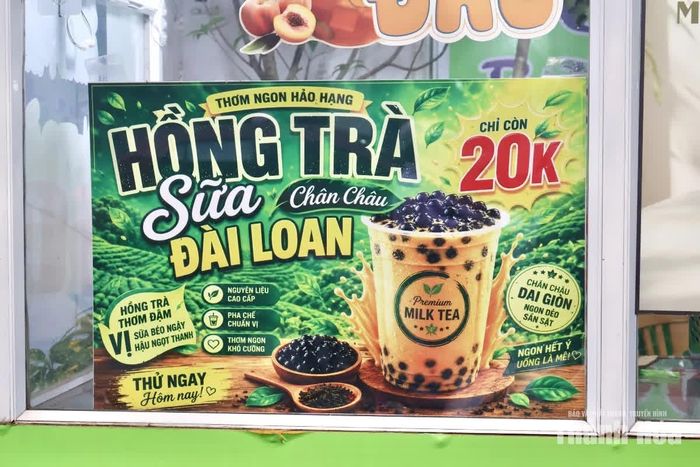 Các biển hiệu tạo bởi AI với hình ảnh bắt mắt. (Ảnh: Phương Trang)