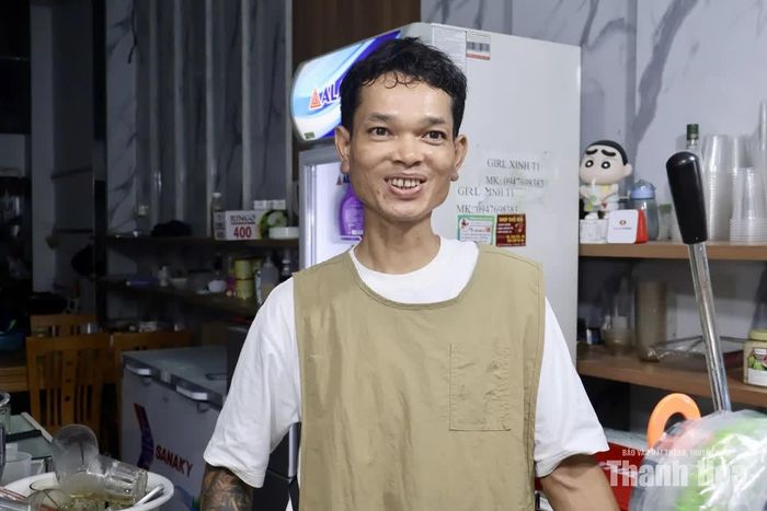 Anh Cường, chủ Tiệm trà Tú Anh chia sẻ trải nghiệm sau một thời gian sử dụng biển hiệu AI. (Ảnh: Phương Trang)