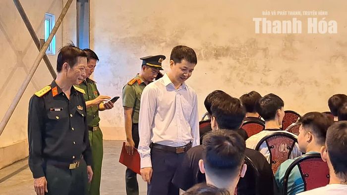 Các đồng chí lãnh đạo phường động viên thanh niên khám sơ tuyển nghĩa vụ quân sự.