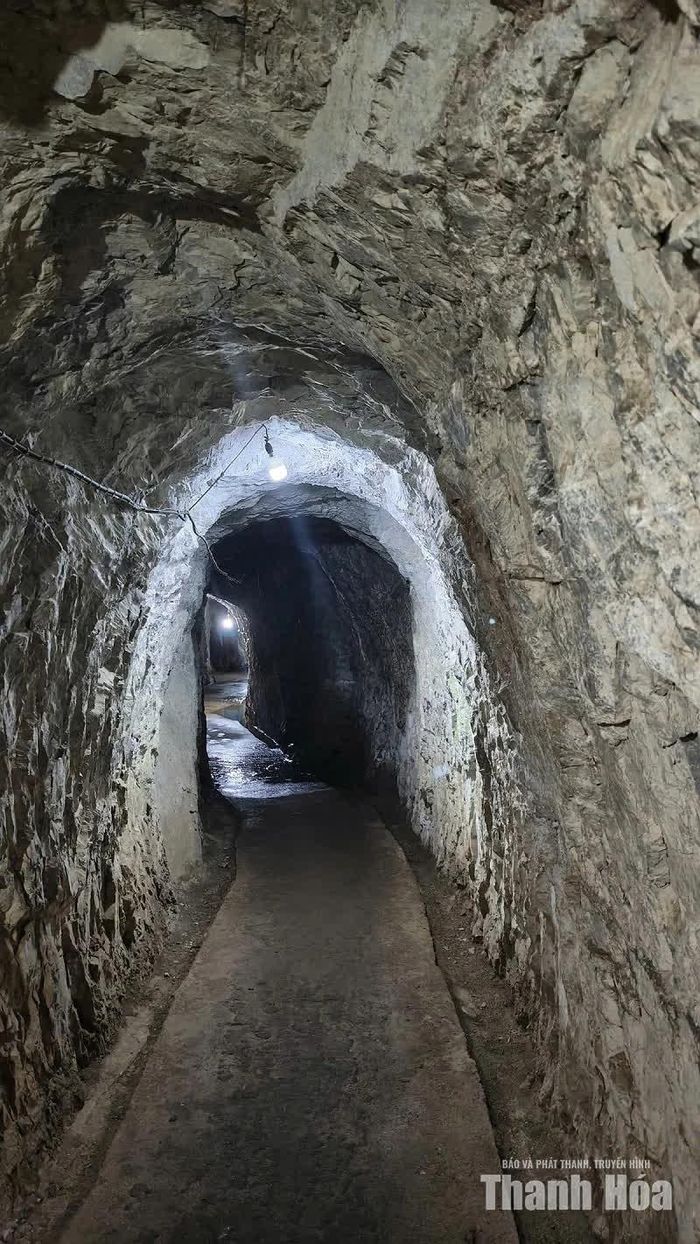 Lối đi trong hang khá nhỏ hẹp.