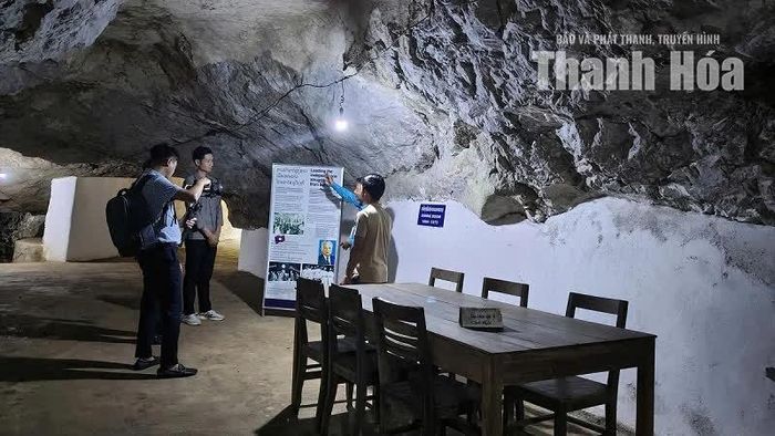 Phòng ăn trong hang của gia đình Chủ tịch Kaysone Phomvihan.