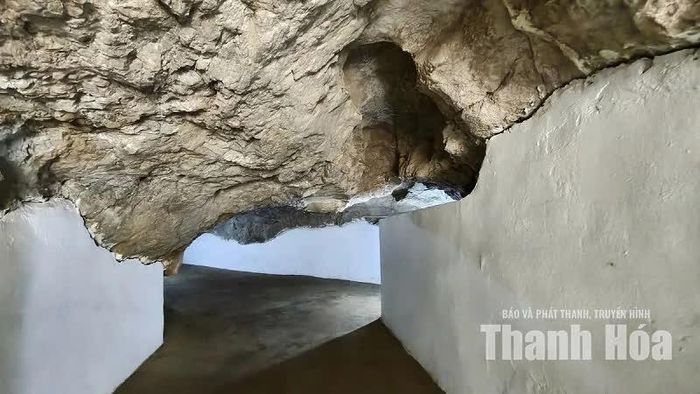 Ở một vài chỗ, trần hang rất thấp, muốn đi qua, du khách phải cúi khom người.