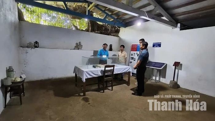 Phòng trưng bày các tài liệu, hiện vật lịch sử.