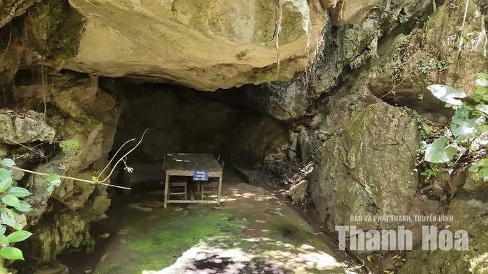 Khu vực đặt bếp nấu và bàn ăn ngoài trời, chỉ được sử dụng khi Mỹ tạm ngừng ném bom và bắn phá.