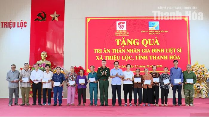 Đại diện Ban Tổ chức trao quà tri ân thân nhân liệt sĩ tại xã Triệu Lộc.
