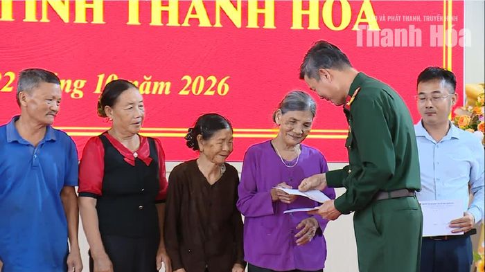 Những phần quà nghĩa tình được trao tận tay thân nhân các gia đình liệt sĩ.