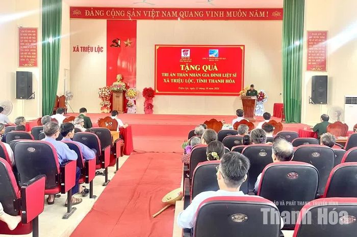 Toàn cảnh chương trình trao quà tri ân thân nhân liệt sĩ tại xã Triệu Lộc.