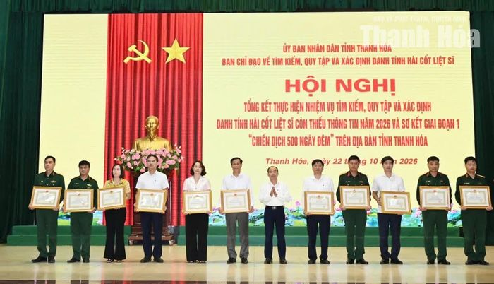 Phó Chủ tịch Thường trực HĐND tỉnh Lê Tiến Lam trao Bằng khen của Chủ tịch UBND tỉnh cho các tập thể.