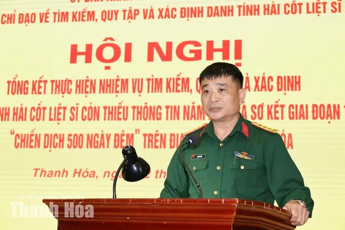 Thượng tá Lê Hữu Tuấn, Đội trưởng Đội Quy tập hài cốt liệt sĩ, Bộ CHQS tỉnh thảo luận tại hội nghị.