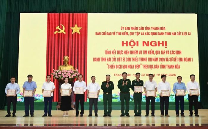 Bộ CHQS tỉnh tặng Giấy khen cho các tập thể.