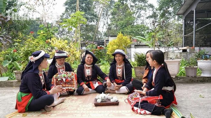 Nghệ nhân Phùng Thị Viên (thứ ba từ trái sang) truyền dạy những câu hát Páo Dung cho chị em.