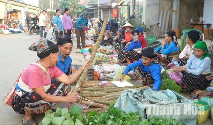 Những mặt hàng dân dã xen giữa sắc màu trang phục truyền thống tạo nên bức tranh sinh động về cuộc sống nơi miền sơn cước.